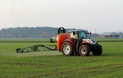 Ciągnik rolniczy z opryskiwaczem